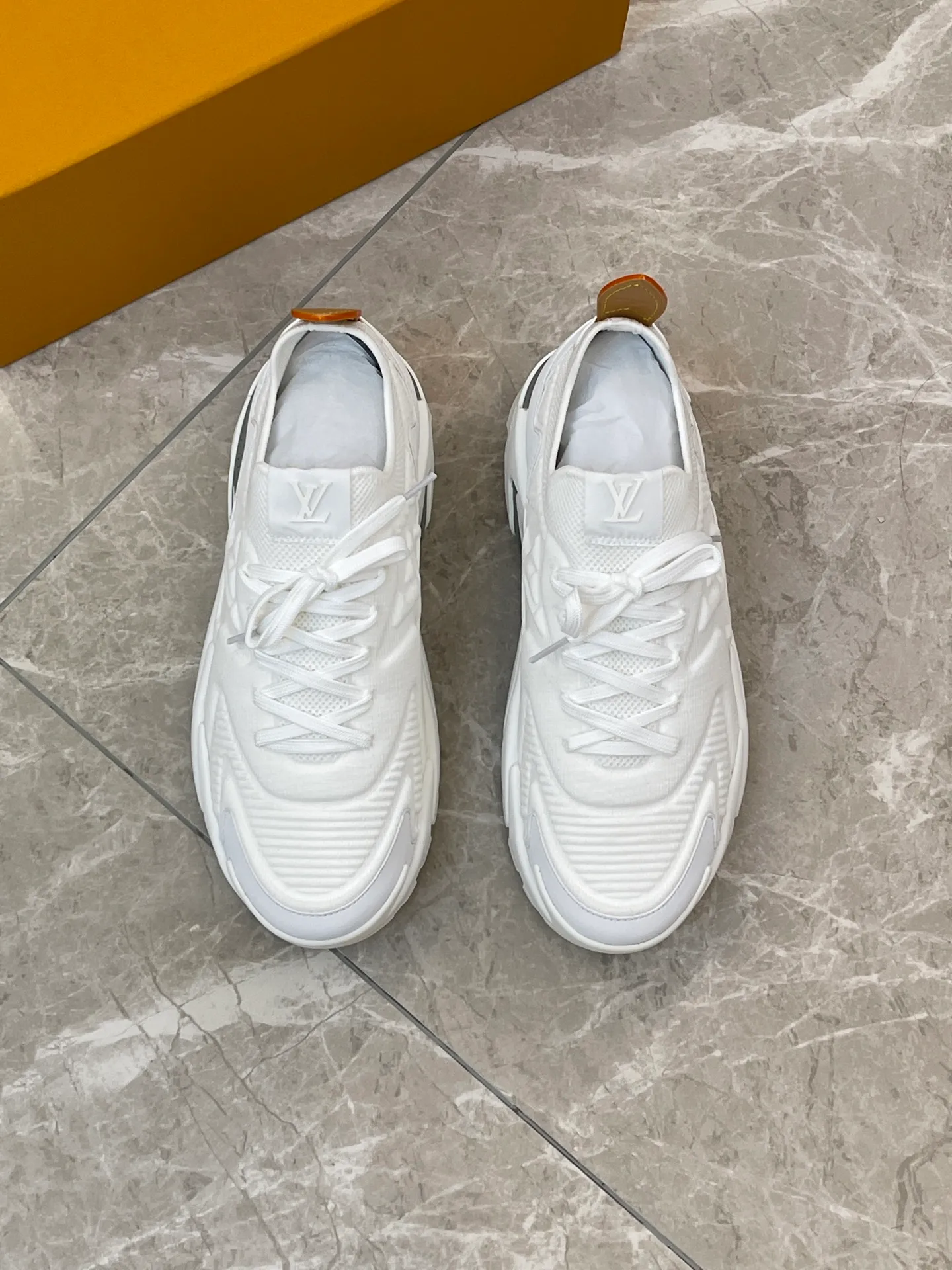 [L Home] Top P: 700💰 Size: 39-44 (customized at 38.45.46) LV Donkey Brand Louis Vuitton RUNNER TATIC new men's sneakers This LV Runner Tatic sneaker uses a whole piece of technical knitting to create an easy-to-take-off design, and then outlines the upper with cow leather trim. The LV logo on the side releases a dynamic atmosphere between the textures, the leather back strap is shaped like the handle fastener of the Louis Vuitton leather goods series, and the lightweight and wear-resistant two-tone rubber sole completes the whole. The toe and heel wrap details continue to provide comfortable fabric foot support, creating a stylish and stylish upper! Comes with full original packaging!